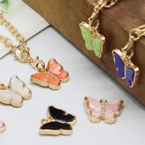 Pendentif papillon en émail et alliage coloré, charmant accessoire pour porte-clés et tasses.