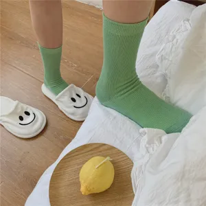 Grüne gerippte Wadenstrümpfe für Damen, weiche Baumwollsocken im Alltag Detailansicht.