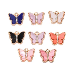 Vue détaillée de charmants pendentifs papillon en métal avec strass pour bijoux et tasses.