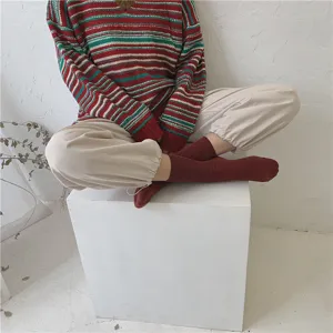 Vue détaillée de chaussettes mi-hautes unies pour femmes en tricot côtelé confortable et doux.