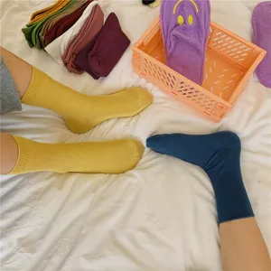 Detailansicht einfarbiger gerippter Damen Baumwoll-Wadensocken in lässiger Lifestyle-Szene.