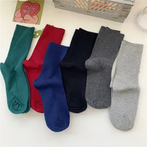 Detailansicht einfarbiger Mittelsocken, die mehrere bunte gerippte Baumwollsocken zeigen.