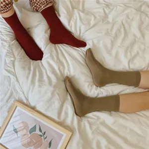 Nahaufnahme zeigt die feine Rippstrick-Textur dieser gemütlichen Baumwollsocken auf weißem Bett.