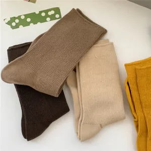 Feingerippte Baumwoll-Mittelrohr-Stapelsocken Detailansicht mit mehrfarbigem Design und Struktur.