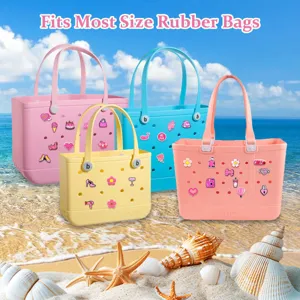 Bolso de playa de goma con lindos dijes decorativos y gran bolso de mano impermeable.