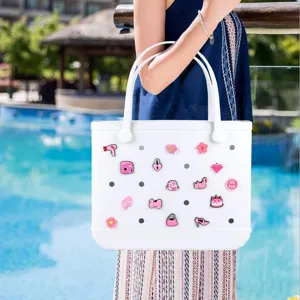 Bolso de playa de verano impermeable perforado con bonito juego de dijes rosa detalle.