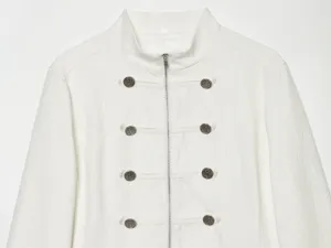 Nahaufnahme der weißen Stehkragenjacke mit Metallknöpfen und Reißverschluss vorne.