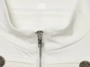 Weißer Stehkragen Blazer Jacke Detail, elegantes Metallknopf Design für Damen.