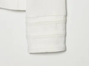 Weißer Anzugjacke langer Ärmel Detail, elegante geknöpfte Damen Blazer Manschette Ansicht.