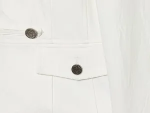 Weißer Damen Blazer Detailansicht mit eleganten Metallknöpfen und hochwertiger Stofftextur.