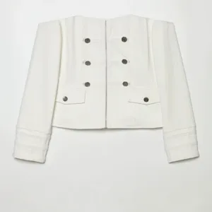 Elegante weiße kurze Damenjacke mit auffälligen Knöpfen und Vorderreißverschluss.