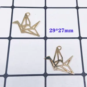 Goldfarbene Origami Kranich Metall Legierung Anhanger fur DIY Schmuck und Ohrringe.
