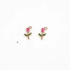 Primo piano dei dettagli del ciondolo smaltato a rosa, fiore in metallo dorato gioielli fai da te.