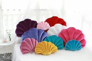Vista dettagliata di cuscini in peluche a conchiglia di velluto colorato, morbidi cuscini.