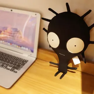 Simpatica bambola di peluche nera eccentrica, morbida figura animale, decorazione creativa.
