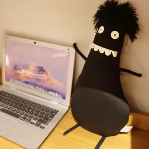 Simpatica bambola di peluche scura e divertente, giocattolo imbottito nero di novita.