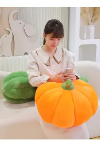 Vista detallada del suave cojín de peluche de calabaza en acogedora sala de estar.