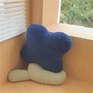 Gemütliches blaues Blühendes Teddyfleece Kissen und unregelmäßiges Kissen Detail für Dekoration.