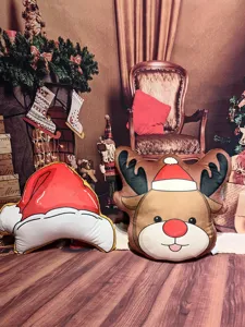 Niedliches Cartoon Weihnachts Rentier und Weihnachtsmütze Plüschkissen Detail für Deko.