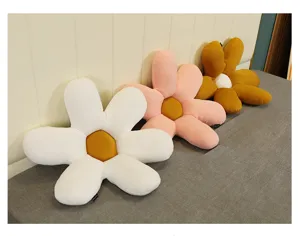 Détail du coussin décoratif en forme de fleur, coussin moelleux pour canapé et lit.
