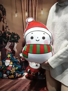 Niedliches Weihnachtsschneemann Plüschkissen mit roter Mütze und Schal für Dekoration.