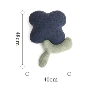 Detailansicht des süßen tulpenförmigen Teddyfleece-Kissens mit den Maßen 48x40cm.
