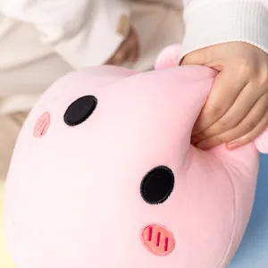 Niedliches rosa Plüschtier Kissen Detail weiche Stoffpuppe Kinder Geschenk gemütlich Schlafzimmer