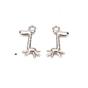 Detalle de dijes de aleación de jirafa dorada, perfectos para aretes de bricolaje y joyería.