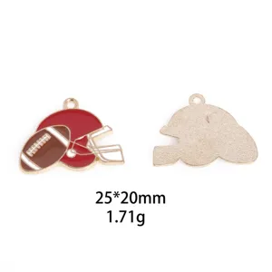 Vue de detail rapprochee d'un pendentif en alliage emaille de casque de rugby.