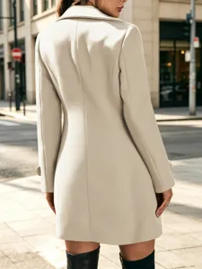 Detaillierte Rückansicht eines eleganten beige Wollmantels mit Revers und feiner Passform.