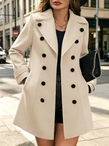 Detailansicht des beigen zweireihigen Wollmantels mit schwarzen Knöpfen im Streetstyle.