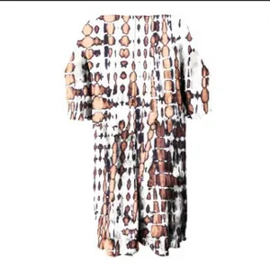 Vista detallada de un vestido casual boho con estampado tie dye, ropa de playa cómoda.