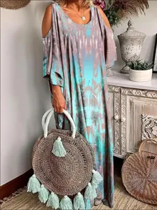 Vestido maxi bohemio con estampado abstracto, hombros descubiertos y corte ancho casual.