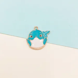 Close-up van een schattige blauwe walvis emaille bedel, perfect voor DIY sieraden en armbanden.