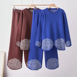 Ensemble en tricot confortable avec haut à col rond, pantalon et jolis motifs floraux.