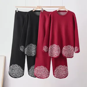 Ensemble en tricot décontracté avec pull à col rond et manches longues et pantalon assorti.
