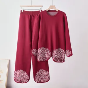 Ensemble pull et pantalon en tricot rouge avec broderie florale blanche détail