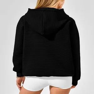 Sweat à capuche noir côtelé femme, top ample décontracté manches longues, vue de détail mode.