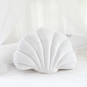 Dettaglio cuscino in velluto bianco a conchiglia, morbido cuscino peluche per decorazione.