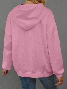 Lässiger rosafarbener Damen Kapuzenpullover mit langen Ärmeln und 3D-Prägebuchstaben Muster.