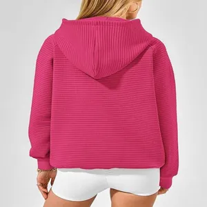 Vue de détail arrière du sweat à capuche rose côtelé décontracté avec manches longues.