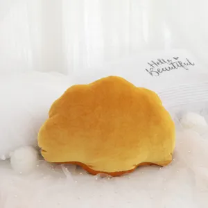 Primo piano del cuscino a conchiglia in velluto giallo, morbida trama di peluche, arredo camera.