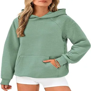 Sweat à capuche côtelé vert pour femme, manches longues et poche avant, vue détaillée.