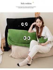 Coussin de sofa long de dessin animé créatif et oreiller en peluche pour soutien du lit.
