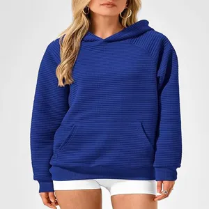 Sweat à capuche côtelé bleu roi décontracté pour femme avec manches longues et poche avant.