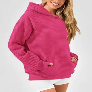 Vue détaillée du sweat à capuche rose côtelé élégant pour femmes avec des manches longues et poche.