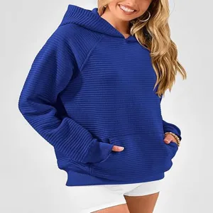Détail de sweat-shirt côtelé bleu, manches longues avec capuche et poche kangourou.