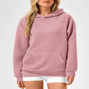 Sweat à capuche ample rose côtelé à manches longues pour femme, mode automne hiver confortable.