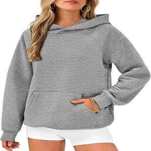 Vue détaillée du sweat à capuche gris texturé pour femmes avec poche avant et manches longues.