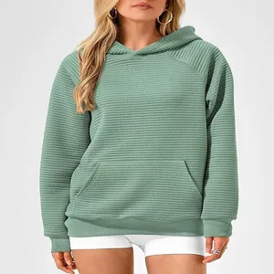 Sweat à capuche en maille côtelée vert sauge avec manches longues et poche avant.